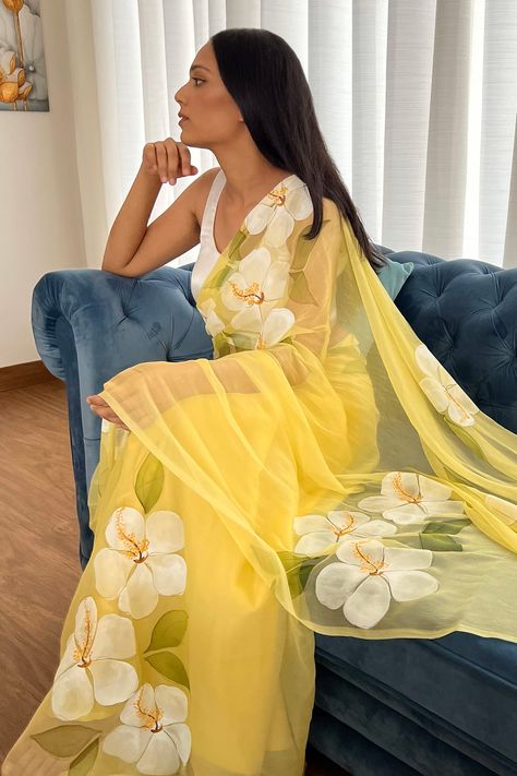 Yellow Chiffon Saree, Floral Sari, Saree Yellow, Saree Chiffon, Saree Painting Designs, Haldi Outfits, Pure Chiffon Sarees, Haldi Outfit, Saree Painting