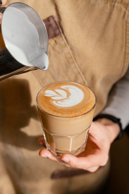 Female Barista, Professional Coffee Machine, Flat White Coffee, Cafe Barista, Coffee Treats, Best Espresso Machine, Creamy Coffee, Coffee Barista, Ground Coffee Beans