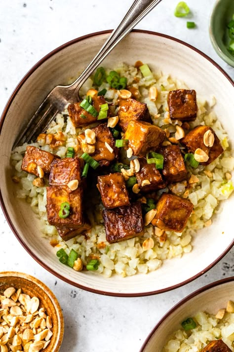 Air Fryer Peanut Curry Tofu with Gingery Cauliflower Rice Curry Tofu, Peanut Curry, Cranberry Chicken Salad, Quick Vegan, Low Carb Vegan, Skinny Taste Recipes, Tofu Recipes, Meatless Meals, Cauliflower Rice