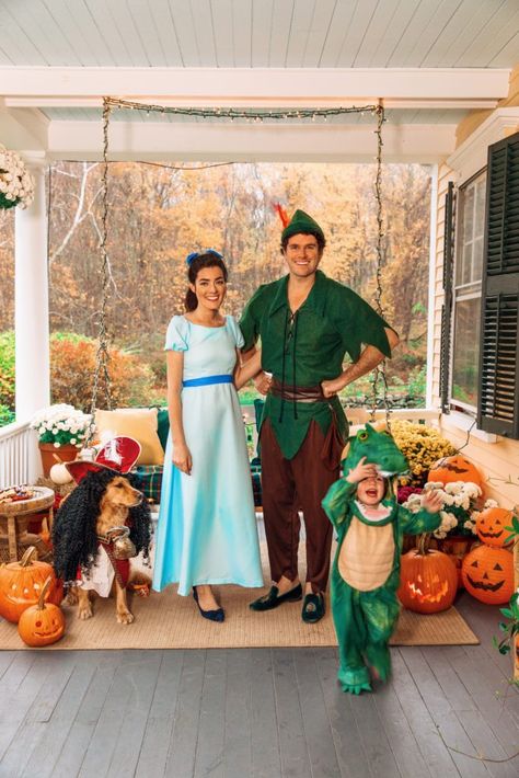 Disfraz Peter Pan, Peter Pan Halloween Costumes, Wendy Costume, Peter Pan Halloween, Family Costumes For 3, Disney Family Costumes, Peter Pan Costumes, Themed Halloween Costumes, Best Couples Costumes