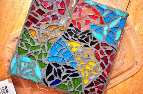 Detailed Mosaic Tutorial Mosaic Trivet, Mosaic Coasters, Trivets Diy, Mosaic Stepping Stones, Mosaic Stained, Mosaic Madness, Teen Art, Kids Crafting, Mosaic Projects