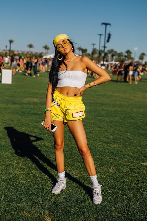 Proof You Don't Need A Flower Crown To Do Festival Fashion #refinery29 http://www.refinery29.com/2017/04/150281/coachella-street-style-2017#slide-4 Look Lollapalooza, Look Da Festival, Fall Festival Outfit, Lollapalooza Outfit, Festival Outfit Inspiration, Coachella Looks, Festival Mode, Outfit Essentials, Festival Outfits Rave