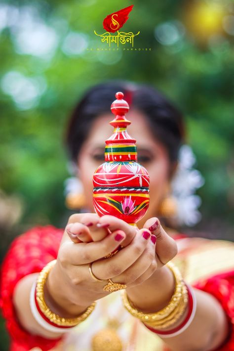 Wedding Photography Bengali, Bengali Haldi Look For Bride, Bengali Bride Haldi Pose, Bengali Bride Photoshoot Poses, Bengali Wedding Photography Poses, Modern Bengali Bride Reception Look, Bengali Bride Haldi Look, Gaye Holud Bengali Bride, Haldi Girl