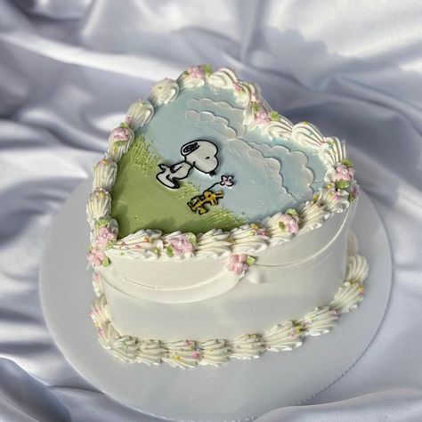 Bolo Snoopy, Snoopy Cake, Lila Party, Snoopy Party, Vintage Birthday Cakes, Snoopy Birthday, Idee Babyshower, Funny Birthday Cakes, Cute Baking