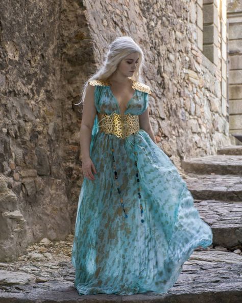 Daenerys Outfits Inspiration, Khaleesi Outfits, Daenerys Targaryen Blue Dress, Atlantis Theme, Vivi Cosplay, Daenerys Targaryen Costume Halloween, Khaleesi Cosplay, Daenerys Targaryen Outfits, Khaleesi Costume