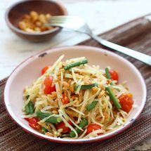 Green Papaya Salad - Rasa Malaysia Green Papaya Salad, Thai Chili, Resep Salad, Rasa Malaysia, Green Papaya, Papaya Salad, Easy Delicious Recipes, Asian Dishes, Thai Recipes