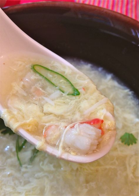 King Crab Egg Drop Soup! Egg Drop Soup Easy, Crab Soup Recipes, Crab Eggs, Sup Ikan, Chinese Soup Recipes, Cambodian Food, Khmer Food, Crab Soup, Egg Drop Soup