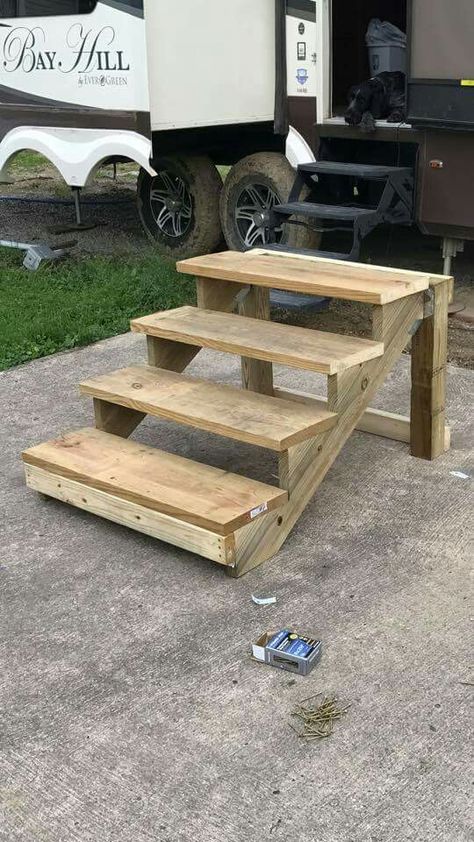 Diy Deck Stairs Wood, Free Standing Stairs, Rv Stairs Diy, Rv Steps Ideas Diy, Camper Stairs, Mobile Home Steps, Diy Stairs Outdoor, Stairs Outdoor, Pallet Stairs