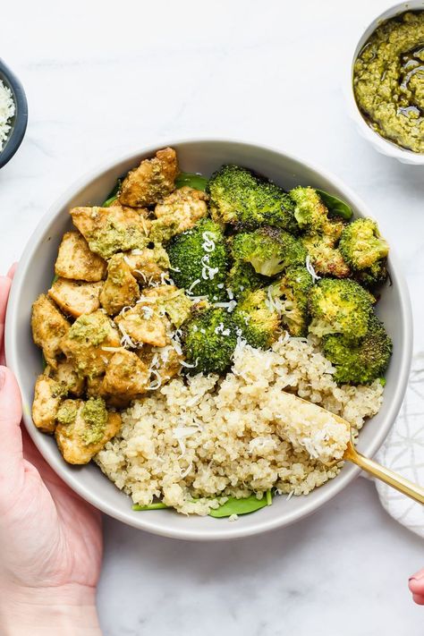 Chicken Pesto Quinoa, Pesto Quinoa Bowl, Pesto Quinoa, Quinoa Recipes Easy, Quinoa Recipes Healthy, Chicken Pesto, Healthy Bowls, Quinoa Bowl, Health Dinner