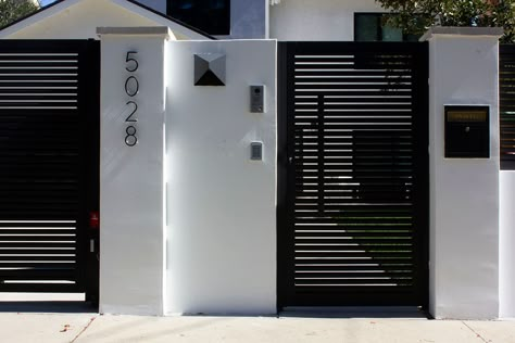 Black Aluminum Entry Gate | MulhollandBrand.com Privacy Gates Driveway Entrance, House Front Gate, Entrance Gates Driveway, Courtyard Gate, Aluminum Driveway Gates, Contemporary Gates, Gate Entrance, Door Aesthetic, Gate Designs Modern