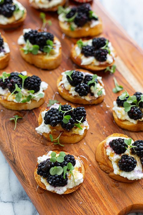 Blackberry Goat Cheese, Goat Cheese Recipes Appetizers, Crostini Toppings, Summer Appetizers, Cheese Recipes Appetizers, Cheese Crostini, Goat Cheese Appetizer, Goat Cheese Crostini, Crostini Appetizers