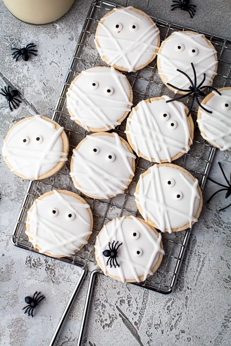 Shortbread Halloween Cookies, Halloween Cookies Royal Icing Recipe, Iced Ghost Cookies, Halloween Flood Icing Cookies, Halloween Cookie Photography, Spooky Chocolate Chip Cookies, Halloween Biscuits Decorated Cookies, Halloween Cookie Tray, Halloween Cookies Sugar Cookie