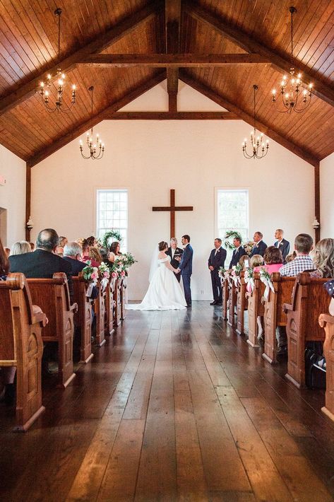 Planning a traditional church wedding? There are still many ways to personalize your wedding. This couple used wedding wreaths and flowers decorating the pews for their Kings' Chapel Wedding in Nashville, TN | John Myers Photography & Videography Wedding Ideas Southern, Little Church Wedding, Southern Church Wedding, Church Wedding Pictures, Wedding Ideas Christian, Farmers Wedding, Old Church Wedding, Wedding Ideas Church, Small Chapel Wedding