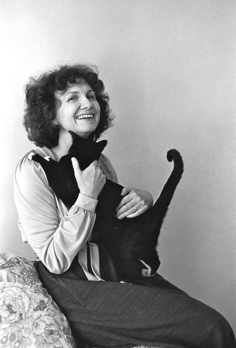 Obituary: Alice Munro Reinvigorated the Short Story | The New Yorker Diana Nyad, Cartoons Magazine, Alice Munro, Story Writer, Women Writing, Fiction Writer, Roald Dahl, Writing Life, The New Yorker