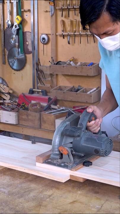 Circular Saw Guide Rail, Circular Saw Track, Woodworking Tools For Beginners, Woodworking Saws, Woodworking Shop Projects, Woodworking Ideas Table, Woodworking Projects That Sell, Woodworking Videos, Woodworking Skills