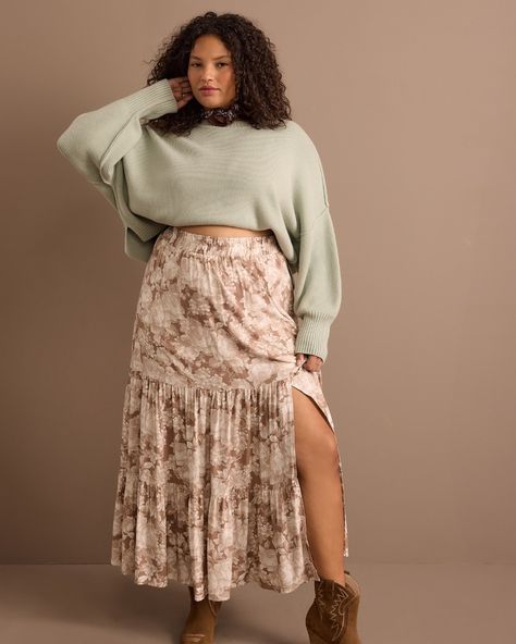 ARULA (@shoparula) • Instagram photos and videos Floral Skirt Outfits Midsize, Long Skirt Outfit Plus Size, Mid Size Skirt Outfit, Plus Size Maxi Skirt Outfit, Curvy Mom Outfits, White Dress Skirt, Mom Outfits Fall, Mom Clothing, Curvy Casual Outfits