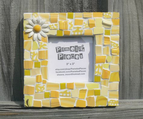 Mosaic Picture Frames, Mosaic Photo Frame, Broken China Crafts, Mosaic Frames, Mosaic Mirror Frame, Mosaic Tiles Crafts, China Mosaic, Mosaic Mirrors, China Crafts