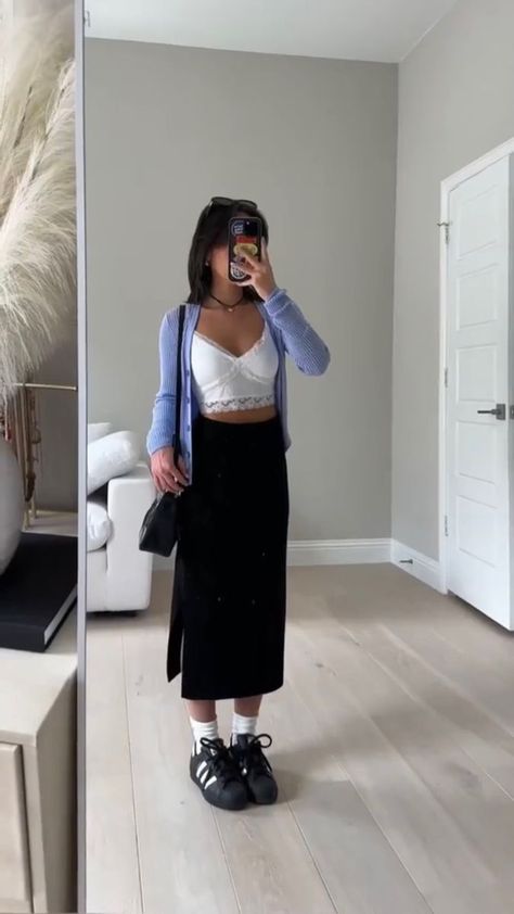 Midi Skirt Outfit Aesthetic, Straight Skirt Outfits, Black Long Skirt Outfit, Black Midi Skirt Outfit, Long Black Skirt Outfit, Black Skirt Outfit Summer, London Fits, Silk Skirt Outfit, Bodycon Skirt Outfit