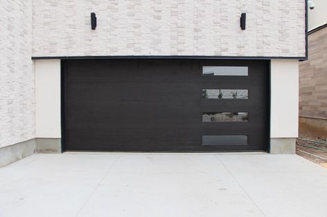 Cedar Garage Door, Black Garage Door, Unique Garage Doors, Black Garage Doors, Contemporary Garage Doors, Contemporary Garage, Garage Door House, Casa Garage, Black Garage