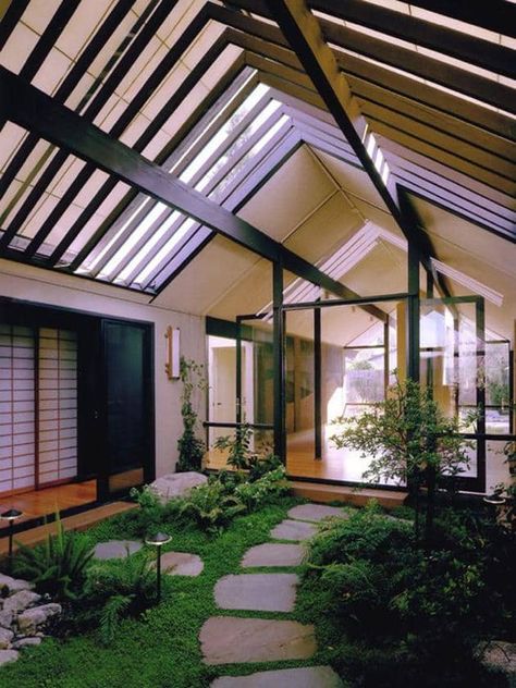 joseph eichler house - atrium - dwell Eichler Homes Atrium, Gömda Rum, Japanese Gardens Design Ideas, Container Home Designs, Indoor Courtyard, Atrium Design, Small Japanese Garden, Eichler Homes, Living Wall Decor