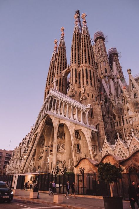 Barcelona Christmas, Barcelona Aesthetic, Gaudi Architecture, Spain Aesthetic, German Christmas Markets, F1 Wallpaper Hd, Barcelona Travel, Christmas Markets, Christmas Market