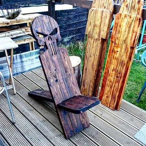 #ManCave, #OutdoorLiving, #PalletChair, #PartyDecor, #Patio, #RepurposedPallet I have been making these Pallet Viking Chairs for a while and really enjoy them a lot. They're much more comfortable to sit in and are more attractive than a recliner-style seat. Plus, they're easy to move!  Make yourself a set of these Pallet Viking Chairs, Viking Chair, Pallet Benches, Skull Furniture, Pallet Chair, Outdoor Furniture Plans, Pallet Outdoor, Diy Holz, Cool Woodworking Projects