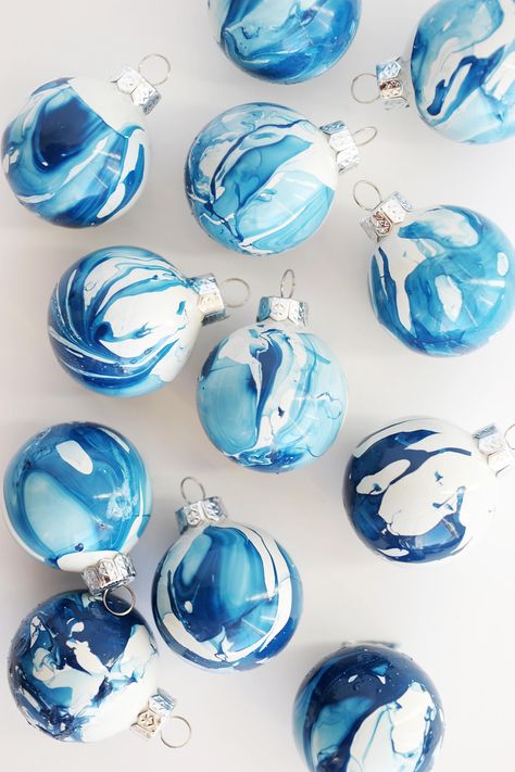 Visit The Sweetest Occasion for dozens of beautiful homemade ornaments including easy DIY ornaments made with simple glass ornaments. Marbled Ornaments, Juleverksted For Barn, Homemade Ornaments, Navidad Diy, Easy Christmas Diy, Noel Christmas, Holiday Diy, Blue Christmas, Xmas Ornaments