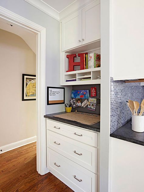 Hallway Hideaway - nook for kitchen clutter Small White Kitchens, Kitchen Desks, Lovely Kitchen, First Apartment Decorating, White Kitchens, Drop Zone, Desk Areas, Kitchen Design Ideas, Room Remodeling