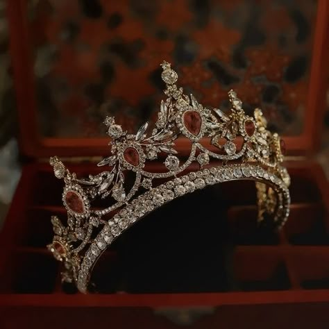 Crown Jewels Aesthetic, Royalty Aesthetic Crown, Red Crown Aesthetic, Royal Aesthetic Queen, Royal Crown Aesthetic, Red Queen Crown, Princess Crown Aesthetic, Alastor Aesthetic, Princess Of Genovia