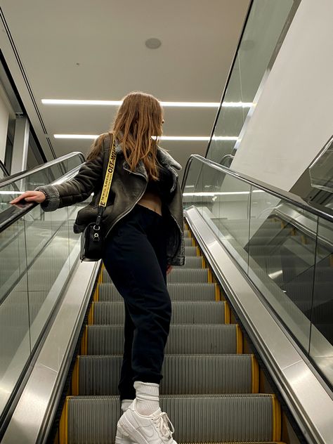 Mall Photo Shoot Ideas, Mall Instagram Pictures, Mall Asthetic Picture, Pose In Mall, Mall Photoshoot Ideas, Mall Picture Ideas For Instagram, Shopping Mall Photo Ideas, Mall Photo Ideas, Escalator Photoshoot