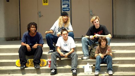 In light of film appreciation, the movie, Mid 90s directed by Jonah Hill, mastered the dress of skater cliques in the mid 90s. The typical dress of this group in this time was on point by applying baggy vintage tees (including brands such as stussy), bulky skating shoes (such as DC's) unlike today with flatter vans, and cargo pants. This time is still an influence to skaters today especially with the brands and baggy cargo pants. Moda Skate, Mid 90s Aesthetic, 90s Characters, Diy Leggings, Mid 90/, Style Skate, 90s Skater, Stacey Dash, Larry Clark