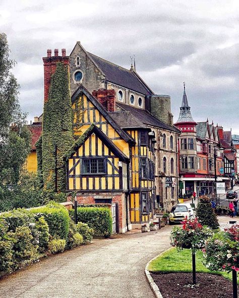 We LOVE England🇬🇧🏴󠁧󠁢󠁥󠁮󠁧󠁿 on Instagram: “Shrewsbury in Shropshire✨ „Just three hours from London will bring you this Tudor town lined with over 600 listed buildings in a largely…” Shrewsbury Shropshire, Painting Reference, British Countryside, Charles Darwin, Beautiful Villages, Western Europe, Beautiful Places In The World, English Countryside, England Travel