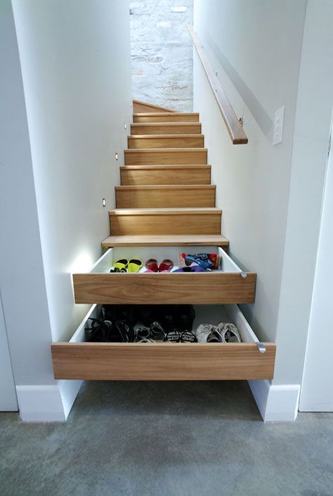 Hide all the eyesores in your home with these easy tricks (like stairs turned into drawers for shoes) Stair Drawers, درج السلم, Koti Diy, Hiding Ugly, Contemporary Staircase, Under The Stairs, Stair Storage, Hidden Storage, Design Case