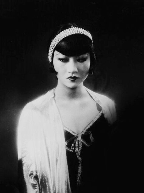 Anna May Wong in- City Butterfly (aka Pavement Butterfly), Dir. Richard Eichberg, 1929 Oud Hollywood, Anna May Wong, Flapper Girls, Anna May, Hollywood Vintage, Glamour Vintage, Vintage Versace, Actrices Hollywood, Silent Movie