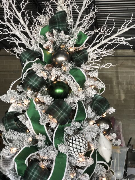 Emerald Green Ribbon Christmas Tree, Blue Green Black Christmas Tree, Christmas Tree Ideas Hunter Green, Green Black Silver Christmas Tree, Black White And Emerald Green Christmas Tree, Emerald Christmas Tree Decorations, Emerald Green Black And Gold Christmas Tree, Dark Green And White Christmas Tree, Emerald Green And White Christmas Tree