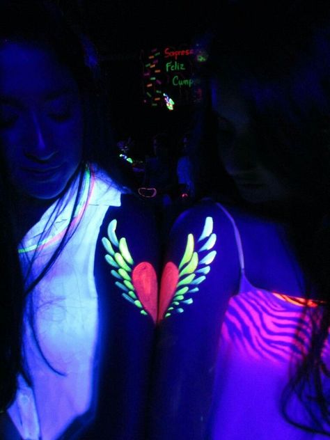 NEÓN PARTY Uv Body Painting Ideas Easy, Neon Party Paint Body Art, Face Paint Glow In The Dark, Uv Face Paint Ideas, Neon Party Makeup Ideas, Neon Party Makeup, Pintura Facial Neon, Glow Stick Crafts, Uv Face Paint