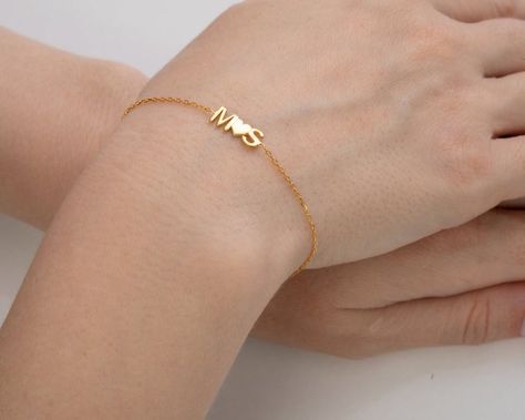 Name Bracelet Gold, Gold Name Bracelet, Nameplate Bracelet, Initial Fonts, Bracelet Name, Infinity Earrings, Bracelet Couple, Couples Bracelet, Bamboo Earrings