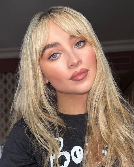 Sabrina Carpenter Fringe, Sabrina Carpenter Curtain Bangs, Sabrina Carpenter Hairstyles, Sabrina Carpenter Face, Sabrina Carpenter Bangs, Sabrina Carpenter Hair, Haircut Inspired, Sabrina Icons, Selena Gomez Aesthetic