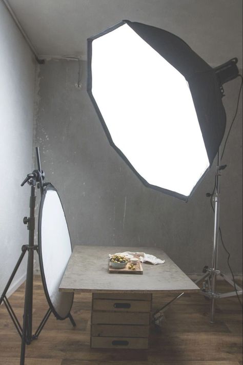 Food Photography Lighting Setup, Fond Studio Photo, Lumiere Photo, Studio Lighting Setups, Food Photography Lighting, Photography Studio Design, Photography Studio Setup, Lightning Photography, Photography Lighting Setup