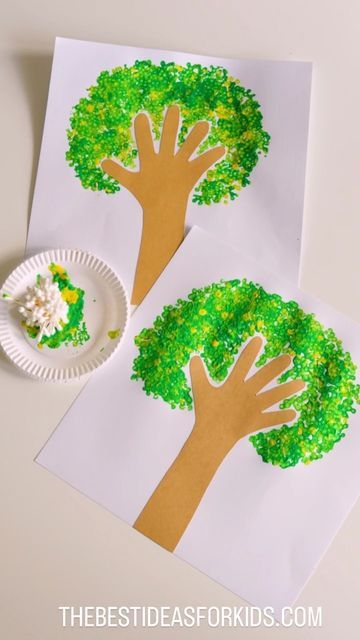 Kim McLeod | The Best Ideas for Kids on Instagram: "Q-TIP PAINTED HANDPRINT TREES 🌳 ✋ Follow me @bestideasforkids for more fun activities for kids! 🦋 This one is so simple to do and I love the final result! Just tie some q-tips together with an elastic. Dip into paint and stamp onto paper. I added a handprint for the tree trunk before I started stamping. To paint in between the branches use 1 q tip and stamp to fill the space or let kids stamp overtop the handprint (both will look great!). Ki Simple Art And Craft For Preschool, Tree Activity Kindergarten, Green Craft For Preschool, Plant Art Crafts For Kids, Easy Tree Craft Preschool, Plant Art Activities, T For Tree Craft, Handprint Preschool Art, Plant Art And Craft For Preschool