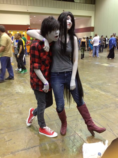 Dress like Marshall Lee from Adventure Time - Costume & Cosplay Guide  #AdventureTime #costume  #vampire #MarshallLee Marshall Lee Halloween Costume, Marshall Lee Outfits, Marceline Adventure Time Cosplay, Adventure Time Couple Costumes, Adventure Time Halloween Costumes, Halloween Adventure Time, Marshall Lee And Marceline, Marshall Lee Costume, Marceline Halloween Costume