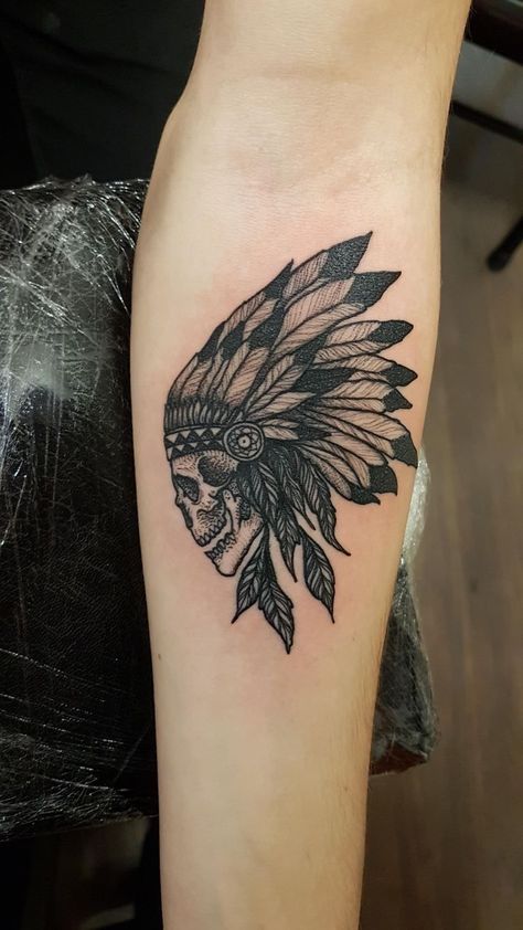 Native American Headdress Tattoo, Indian Head Tattoo, Indian Headdress Tattoo, Native Indian Tattoos, Indian Skull Tattoos, Headdress Tattoo, Tato Tradisional, Tato Suku, Native American Tattoo