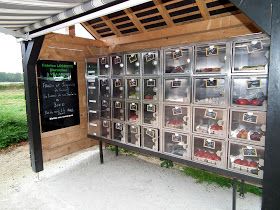 Vending Machine Design, Farmers Market Stand, Vending Machine Business, Citroën Traction Avant, Locker Designs, Produce Stand, Market Stands, Farm Gate, Farm Business