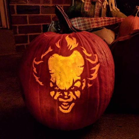 Happy Halloween from Pennywise the Dancing Clown Pumpkin Carving Pennywise, Clown Pumpkin Carving, Pennywise Pumpkin, Clown Pumpkin, Halloween Pumpkins Carvings Designs, Paris Halloween, Book Doodles, Pumpkins Carving, Pumpkin Carve