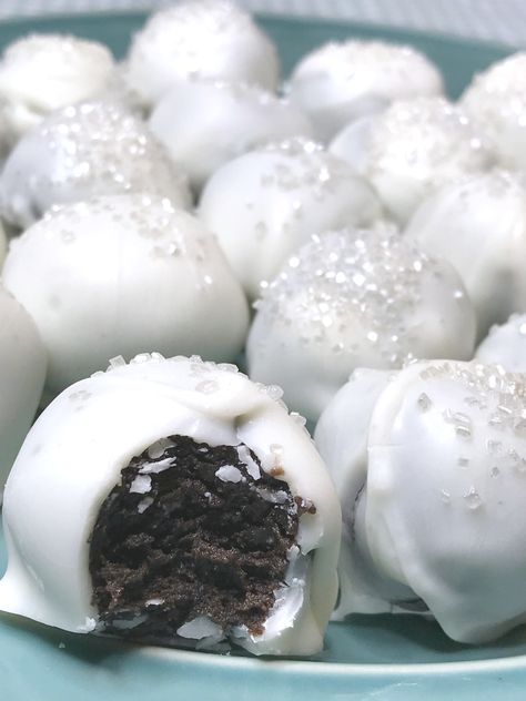 Oreo Snowball Cookies, Oreo Snowman Balls, Silver Food Ideas, Snowman Oreo Balls Recipe, Dirty Snowballs, Oreo Snowballs, Snowball Treats, Snowball Truffles, Snowman Oreo Balls