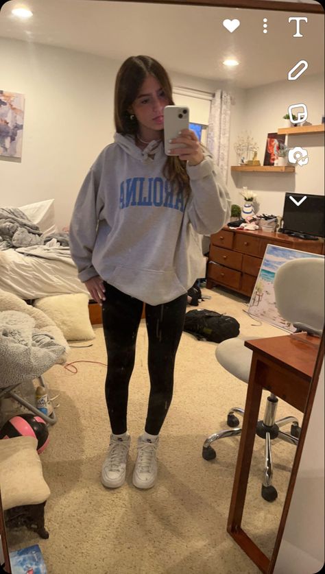 School Outfits Hoodies, Cute But Comfy Leggings Outfits, Hoodies With Leggings Outfits, Cute Fits Leggings, Cute Fits With Black Leggings, Leggings Outfit Inspiration, Legging Hoodie Outfit, Grey Hoodie And Leggings Outfit, Outfit Ideas W Leggings