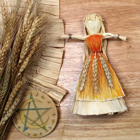 Mabon Corn Doll, Lammas Corn Dolly, Corn Husk Dolls Witch, Corn Dolly How To Make, Diy Samhain Decorations, Lammas Lughnasadh Altar, Mabon Crafts For Kids, Lammas Activities, Lammas Lughnasadh Aesthetic