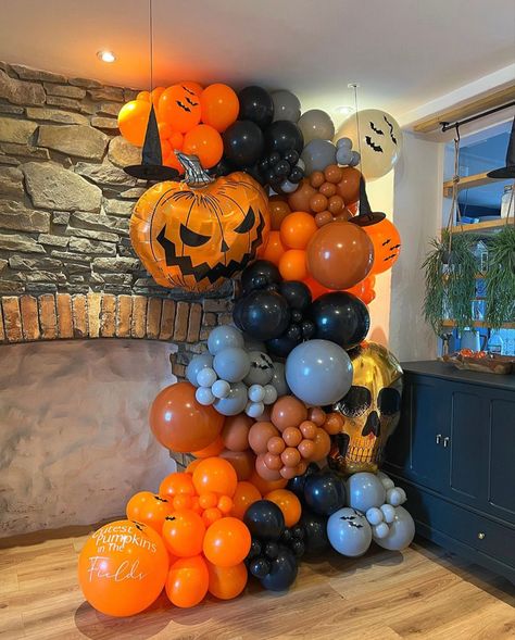 Halloween Party Color Schemes, Halloween Themed Balloon Garland, Halloween Party Balloon Decor, Halloween Balloon Garland Backdrop, Boys Halloween Birthday Party, Halloween Party Backdrop Ideas, Balloon Halloween Decorations, Halloween Balloon Photo Backdrop, Halloween Door Balloon Garland