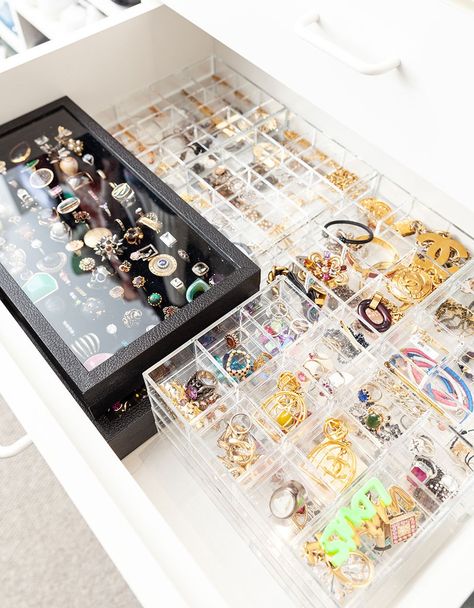 An easy hack to organize jewelry at home. Organize Jewelry Ideas In Drawers, Bracelet Organization, Organiser Son Dressing, Organize Jewelry, Zimmer Diy, Jewelry Organizer Drawer, Jewelry Closet, Jewelry Drawer, Closet Decor