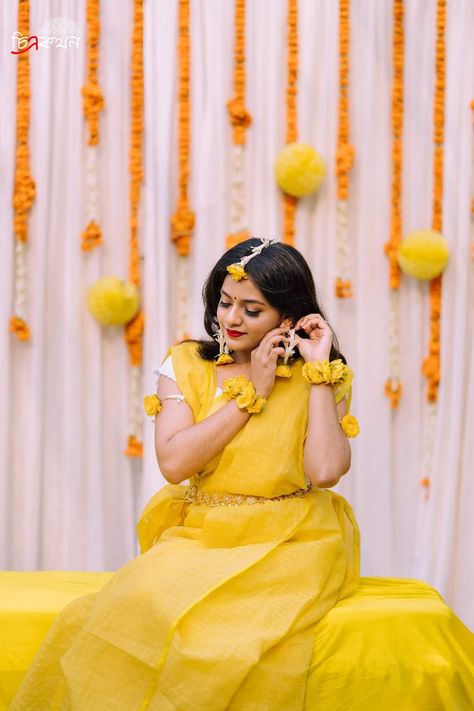 Bride Haldi Posses, Birde Haldi Pose, Haldi Look Photoshoot, Haldi Shots Bride, Poses For Haldi Bride, Haldi Function Poses For Bride, Haldi Stills For Women, Haldi Photoshoot Ideas For Bride, Haladi Shastra Decoration Indian